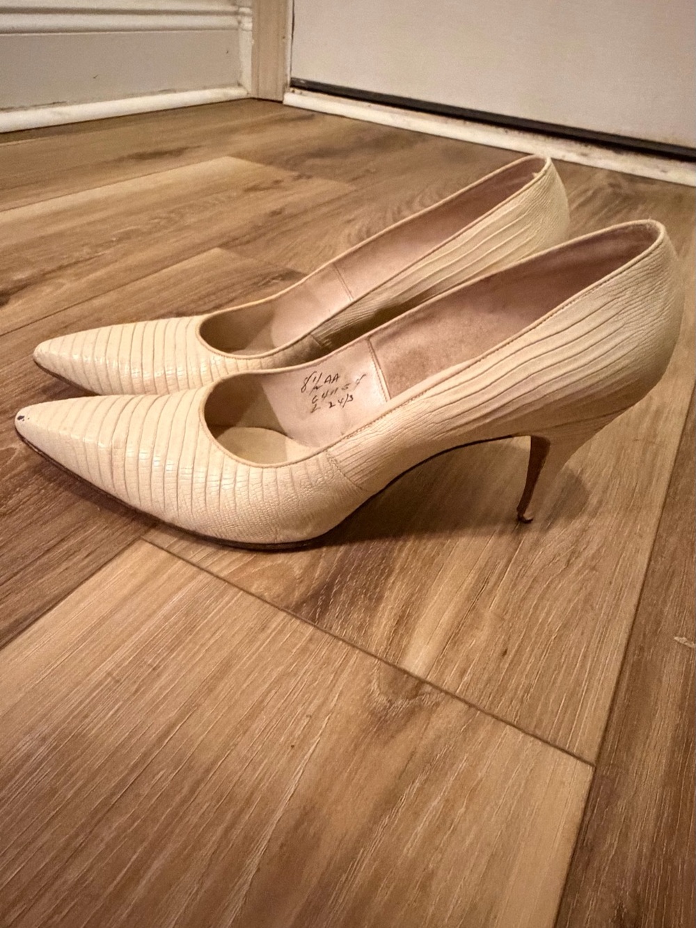 Vintage 1950s Andrew Geller Ivory Reptile Pumps 8.5 AA Pointed Toe Stiletto Heel